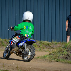 Minibiker op de Sport & Business minicrossbaan bij AMBC Staphorst