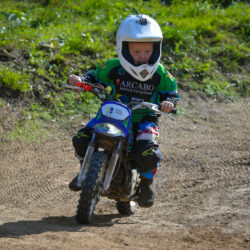 Minibiker op de Sport & Business minicrossbaan bij AMBC Staphorst