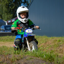 Minibiker op de Sport & Business minicrossbaan bij AMBC Staphorst